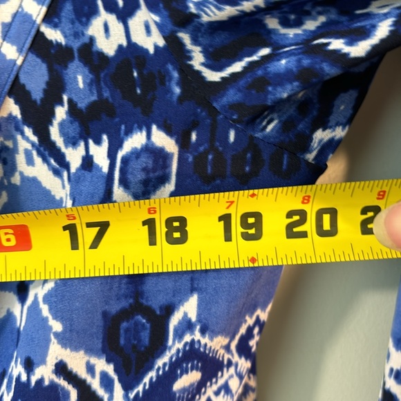 Zenergy by Chicos abstract print in blue white pattern size 2. - Picture 6 of 7